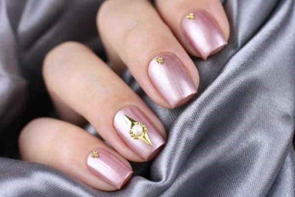 Perłowy wzór paznokci. Zdjęcie różowe z błyskami, biała kurtka, liliowy z kryształkami, wzór