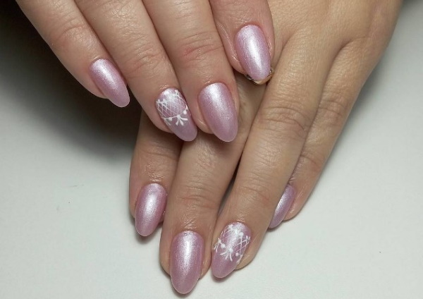 Diseño de uñas de perlas. Foto rosa con lentejuelas, chaqueta blanca, lila con pedrería, patrón
