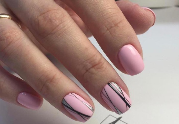 Diseños de uñas de manicura en colores rosas. Foto con una imagen, pedrería, destellos.