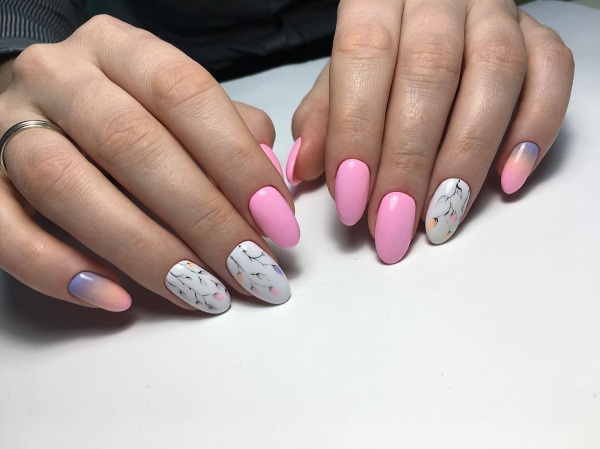 Dizajni manikirnih noktiju u ružičastim bojama. Fotografija sa slikom, rhinestones, iskre