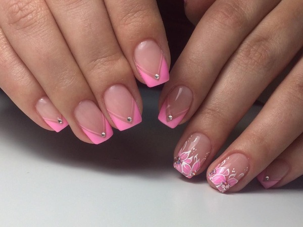 Designs von Maniküre-Nägeln in rosa Farben. Foto mit einem Bild, Strasssteinen, funkelt