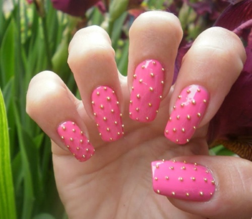 Designs von Maniküre-Nägeln in rosa Farben. Foto mit einem Bild, Strasssteinen, funkelt