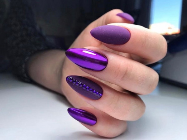 Ljubičasta manikura s dizajnom za kratke i duge nokte. Fotografija