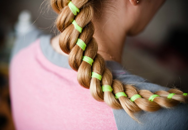 Obimna pletenica za dugu kosu za djevojčice. Fotografija, korak po korak tkanje elastičnim trakama, sa strane