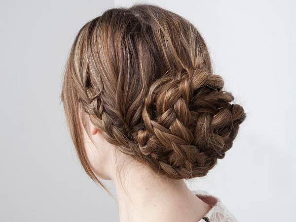 Una trenza voluminosa para cabello largo para niñas. Foto, tejido paso a paso con bandas elásticas, en el lateral.