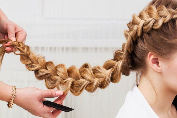 Una trenza voluminosa para cabello largo para niñas. Foto, tejido paso a paso con bandas elásticas, en el lateral.