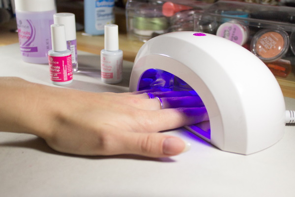 El diseño de las uñas es ligero y hermoso. Foto, cómo hacer una manicura con esmalte en gel, goma laca.