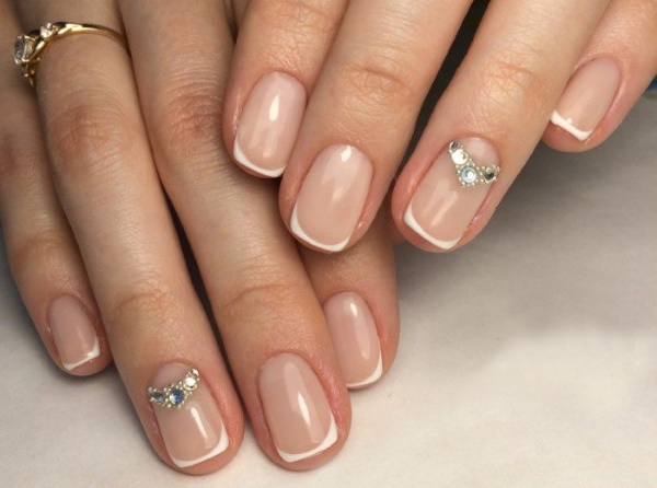 Piękny manicure z kryształkami. Zdjęcia, trendy 2020, projekty mody, techniki