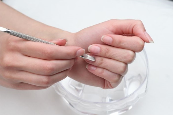 Manicure w odcieniach zieleni. Fotograficzny lakier hybrydowy do długich, krótkich paznokci. Nowe przedmioty