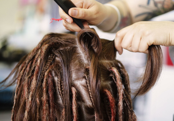 Cách làm dreadlocks tại nhà cho tóc ngắn, dài từ chỉ, kanekalon, sợi. Một bức ảnh