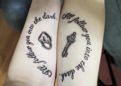 Tetovējumi pāris mīļotājiem ar nozīmi, uzraksti, fotogrāfijas ar dekodēšanu