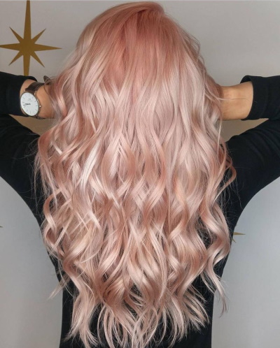 Warna rambut merah jambu mutiara. Foto pada cahaya, coklat muda, pendek, rambut gelap, persegi