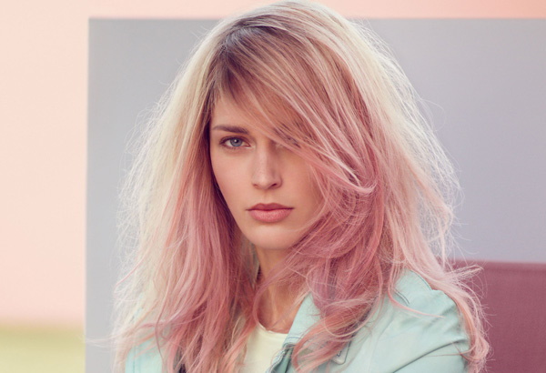 Biserno ružičasta boja kose. Fotografija na svijetloj, svijetlosmeđoj, kratkoj, tamnoj kosi, četvrtasta