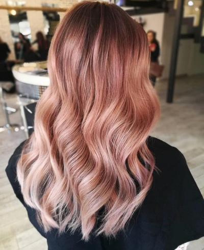 Perlrosa Haarfarbe. Foto auf hellem, hellbraunem, kurzem, dunklem Haar, Quadrat