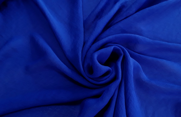 Azul real. Foto, combinación con otros colores en la ropa.