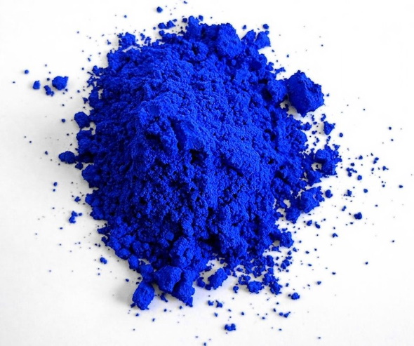 Karaliski zils. Foto, kombinācija ar citām krāsām drēbēs