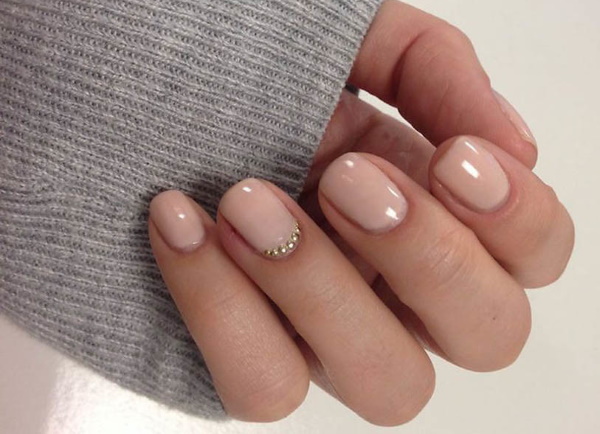 Manicura de uñas pequeñas con esmalte en gel. Diseños de fotos
