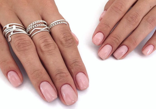 Jednokolorowy manicure hybrydowy na krótkie i długie paznokcie. Zdjęcia, projekty mody