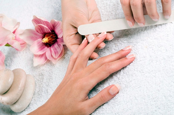 Manicure nude z designem. Zdjęcie krótkie, długie paznokcie w kształcie migdałów
