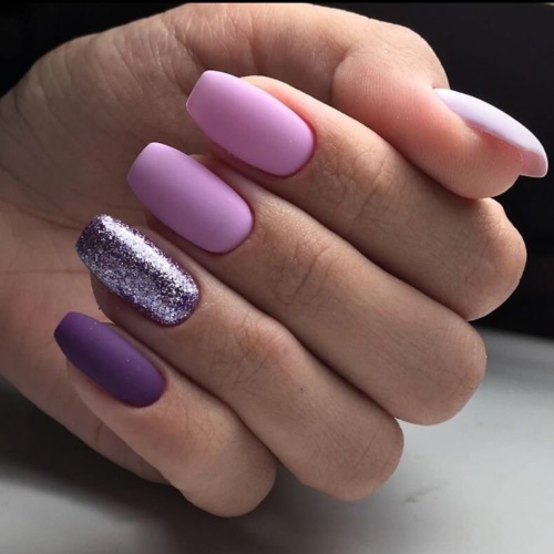 Manicure ungu dengan reka bentuk cat gel untuk kuku pendek dan panjang