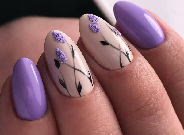 Manicura lila amb disseny de gel polish per a ungles curtes i llargues