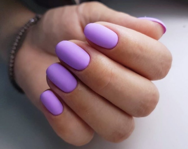 Manicure ungu dengan reka bentuk cat gel untuk kuku pendek dan panjang