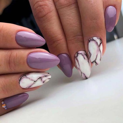 Manicura lila con diseño de esmalte de gel para uñas cortas y largas.