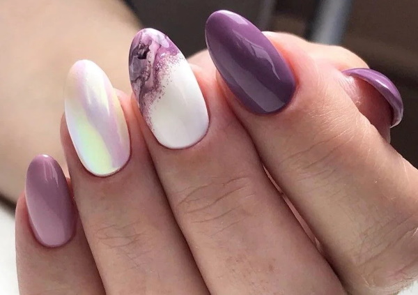 Manicura lila con diseño de esmalte de gel para uñas cortas y largas.
