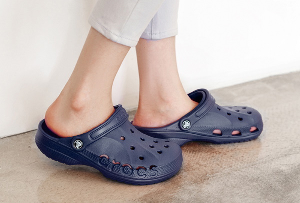 Crocs (Crocs) apavi. Dimensiju režģis bērniem, vīriešiem, sievietēm: kroti: zābaki, čības, sandales, zābaki
