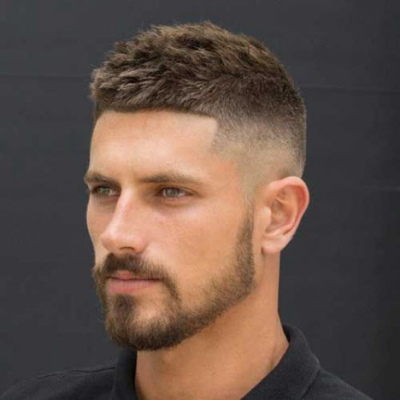 Los mejores peinados para hombres 2020 para cabello rizado, calvo, corto, hombres con barba. Una fotografía
