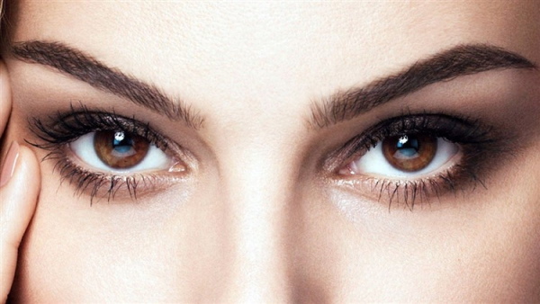Maquillaje de ojos de párpado inferior con sombreado, interpestaña permanente. Una fotografía