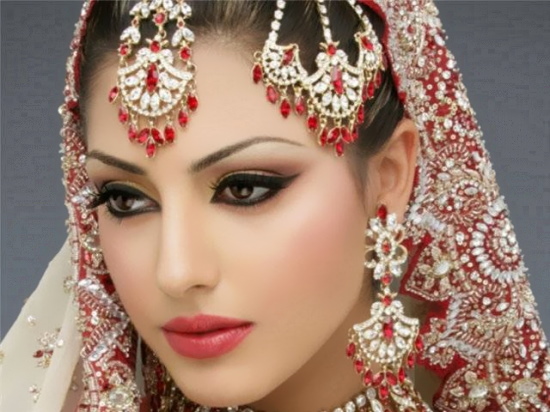 Indyjskie dziewczyny. Zdjęcie piękne, makijaż, fryzury, styl ubioru