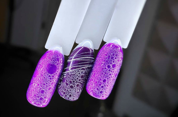 Ceriņu naglu dizains. Foto ar rhinestones, violets ar ziediem, raksts