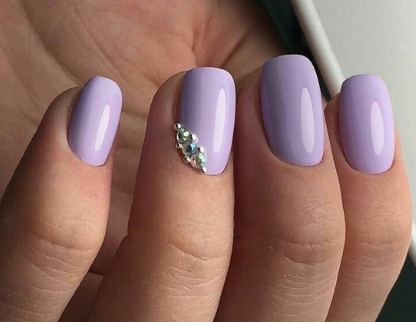 Alyvinių nagų dizainas. Nuotrauka su cirkonio akmenimis, violetinė su gėlėmis, raštu