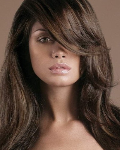 Cortes de pelo para cabello largo con flequillo lateral para mujer. Una fotografía