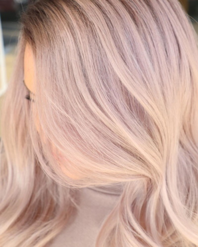 Blond mit einem rosa Farbton. Foto für kurzes, langes Haar, wie die Farbe genannt wird