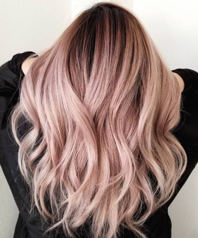 Plavuša s ružičastom bojom. Fotografija za kratku, dugu kosu, kako se naziva boja