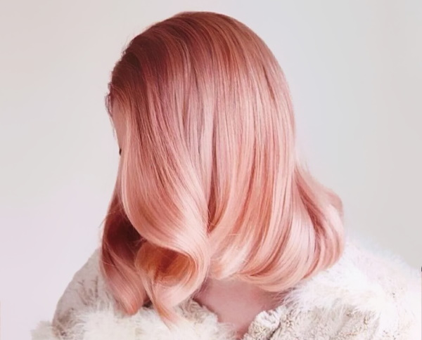 Blond z różowym odcieniem. Zdjęcie na krótkie, długie włosy, jak nazywa się farba