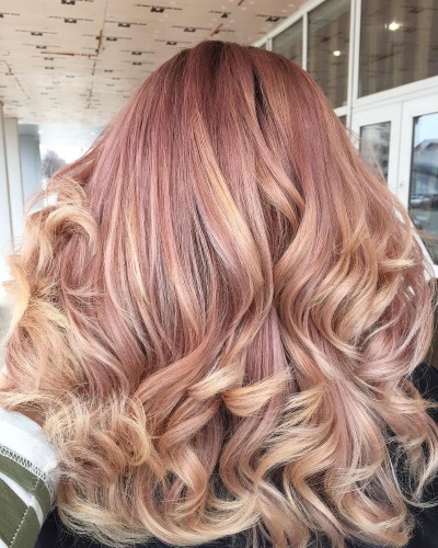 Blond mit einem rosa Farbton. Foto für kurzes, langes Haar, wie die Farbe genannt wird