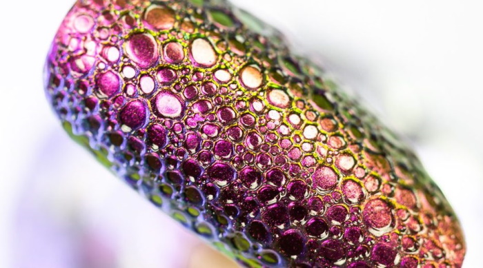 Manicura d’escuma (ungles Bubbles) amb bombolles d’aire, sabonosa, voluminosa. Foto de com dissenyar les ungles