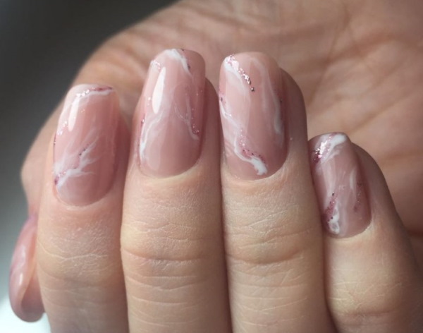 Manicura de mármol con esmalte en gel para uñas cortas y largas. Foto, diseño