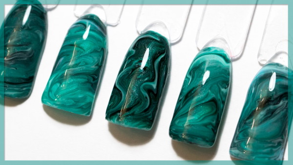Mramorová manikúra s gelovým lakem pro krátké a dlouhé nehty. Foto, design