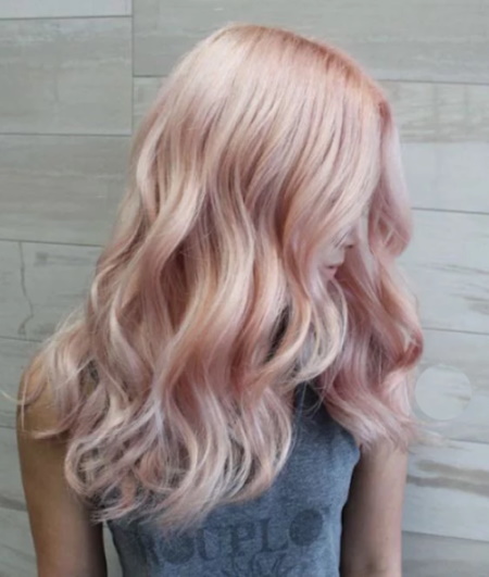 Blond z różowym odcieniem. Zdjęcie na krótkie, długie włosy, jak nazywa się farba