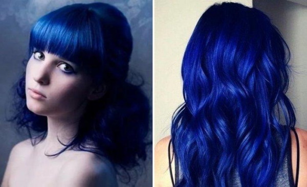 Flickor har blått hår. Foto kvadrat, kort hår, medellång