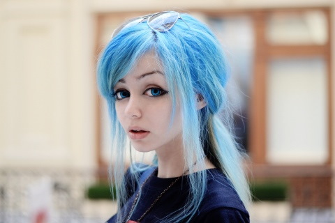 Mädchen haben blaue Haare. Fotoquadrat, kurzes Haar, mittellang