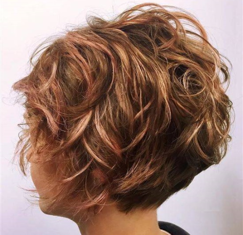 Tall de cabell italià per a cabells curts amb i sense serrell. Foto per a una cara rodona i ovalada