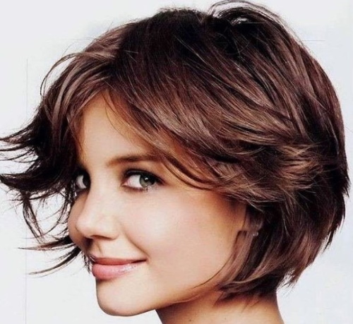 Corte de pelo italiano para cabello corto con y sin flequillo. Foto para una cara redonda y ovalada
