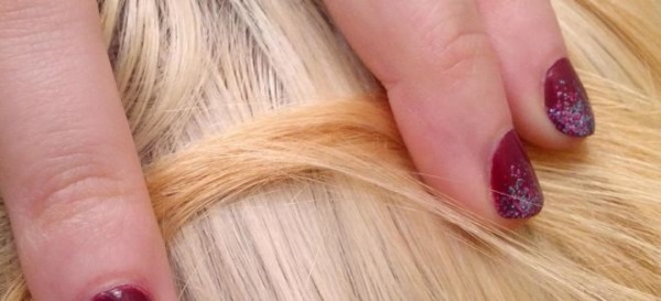 Warna rambut berambut perang yang hangat. Foto dengan akar gelap, warna merah jambu, cat