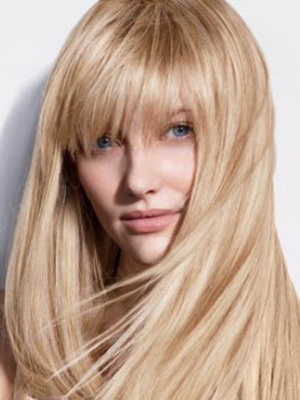 Teplá blond barva vlasů. Fotografie s tmavými kořeny, růžovým odstínem, barvou