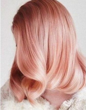 Ciepły blond kolor włosów. Zdjęcie z ciemnymi korzeniami, różowym odcieniem, farbą